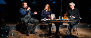 Die Reihe "Herz über Kopf" im Konzerthaus. Charly Hübner mit Rieke Havertz und Ted Schmitz (v.l.) Foto: Markus Werner