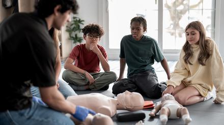 Jugendliche in einem Lehrgang für Erste Hilfe.