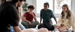 Jugendliche in einem Lehrgang für Erste Hilfe.