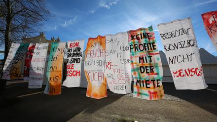 Plakate auf dem Luisenplatz in Potsdam erinnern an die Demonstration am 4. November 1989 an diesem Ort.