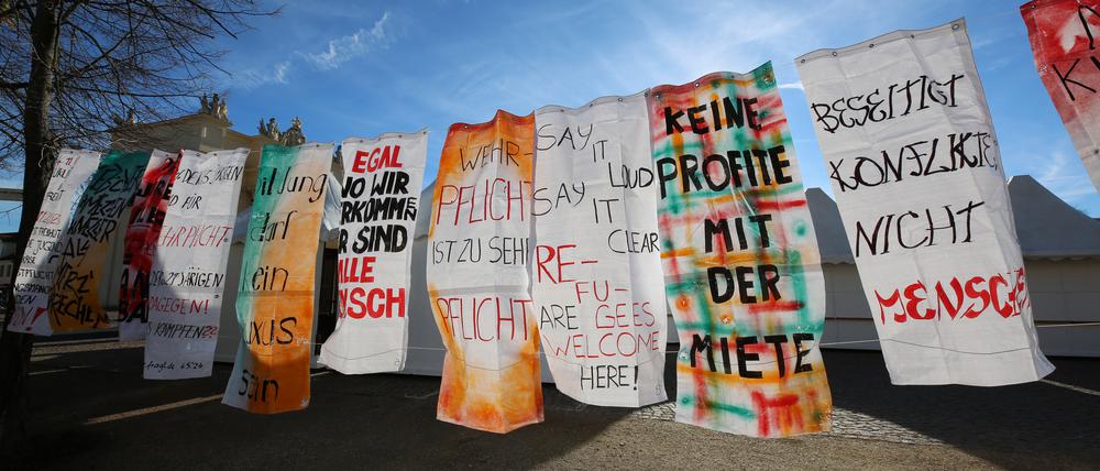 Plakate auf dem Luisenplatz in Potsdam erinnern an die Demonstration am 4. November 1989 an diesem Ort.