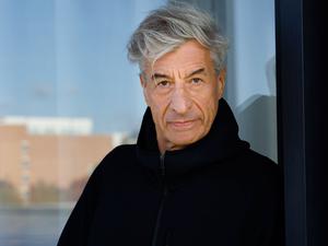 Der Künstler Maurizio Cattelan erhält den Preis der Nationalgalerie 2026. 