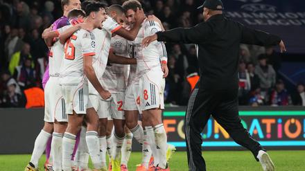 Vincent Kompany (r) stürmt auf den Rasen, um nach dem großen Sieg mit seinen Spielern im Kreis zu jubeln.