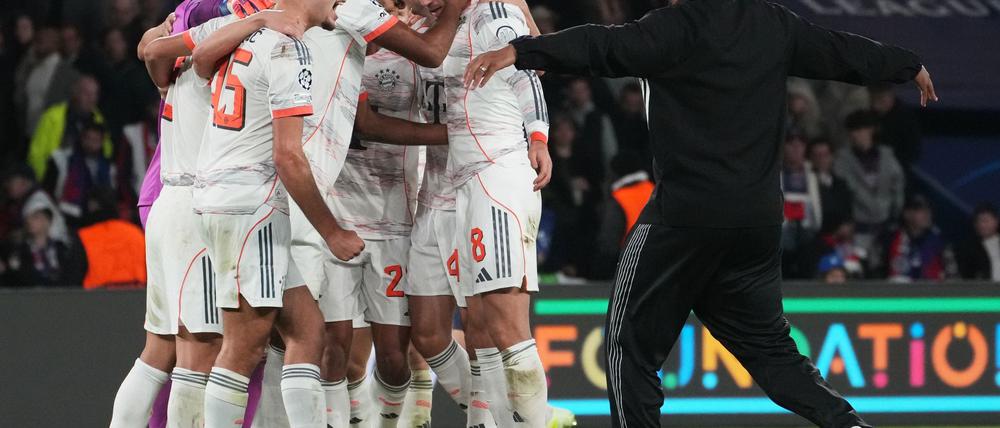 Vincent Kompany (r) stürmt auf den Rasen, um nach dem großen Sieg mit seinen Spielern im Kreis zu jubeln.