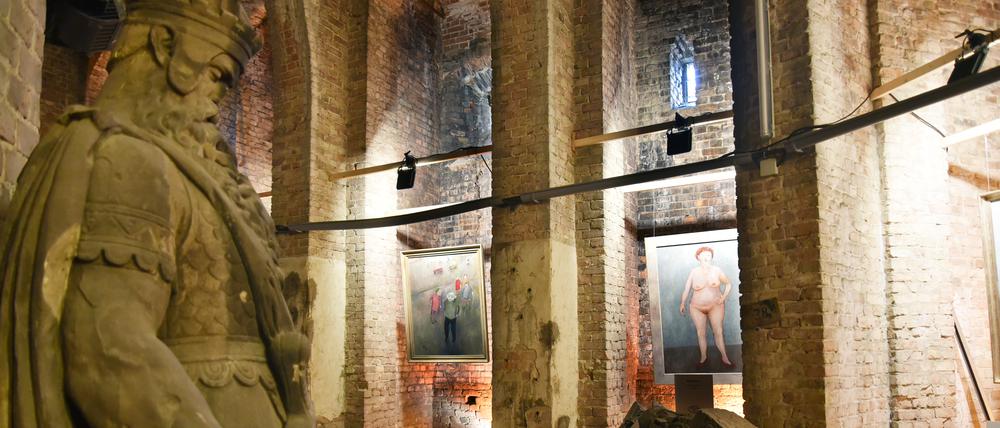 Figuren wie Odin oder Reliefplatten zur Geschichte der Münzprägung stehen den in Öl gemalten Berliner Typen von Kurt Mühlenhaupt gegenüber.
