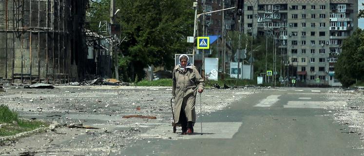 FILE PHOTO: A resident walks at a street near buildings damaged by Russian military strikes, amid Russia's attack on Ukraine, in the frontline town of Pokrovsk, Donetsk region, Ukraine May 21, 2025. REUTERS/Anatolii Stepanov/File Photo
