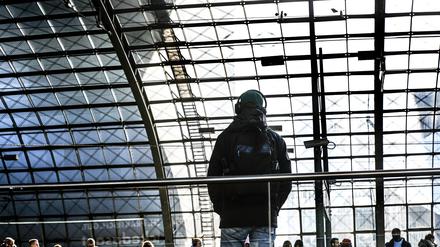 Ein Fahrgast im Berliner Hauptbahnhof. (Symbolbild)