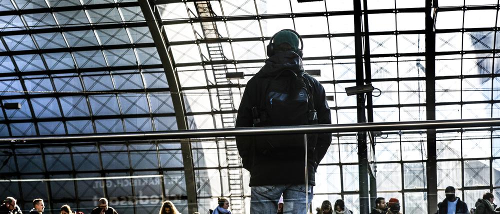 Ein Fahrgast im Berliner Hauptbahnhof. (Symbolbild)