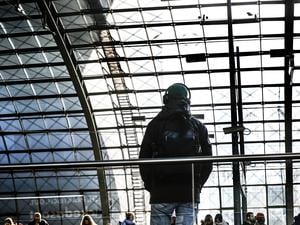 Ein Fahrgast im Berliner Hauptbahnhof. (Symbolbild)
