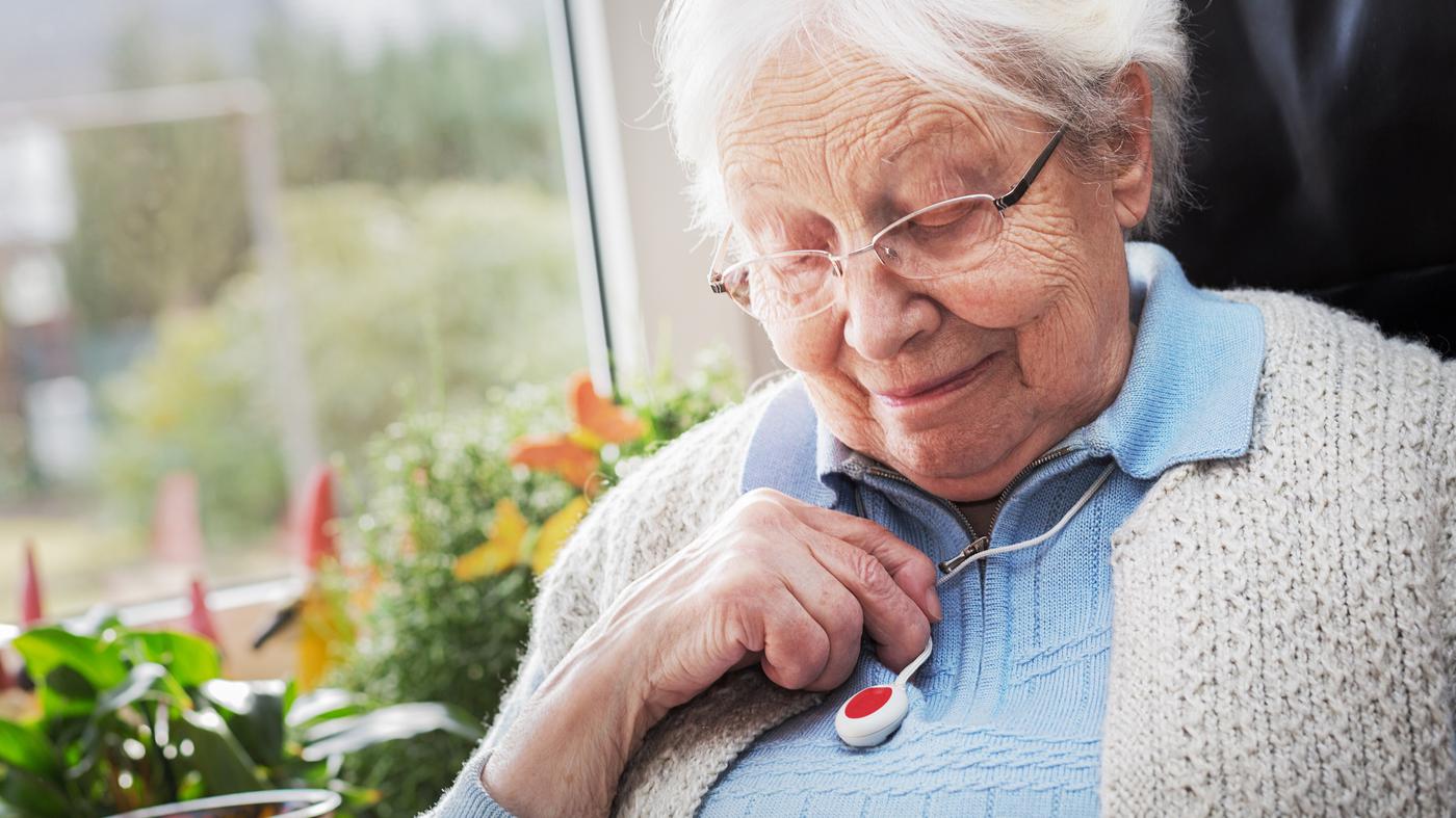 Hausnotruf-kann-Leben-retten-Verzichten-Sie-nicht-aus-Eitelkeit-oder-Starrsinn-auf-diesen-Knopf
