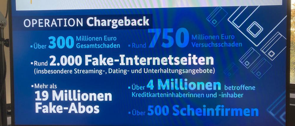 Informationen zu "Operation Chargeback" sind im Rahmen einer Pressekonferenz beim BKA auf einem Bildschirm zu sehen.
