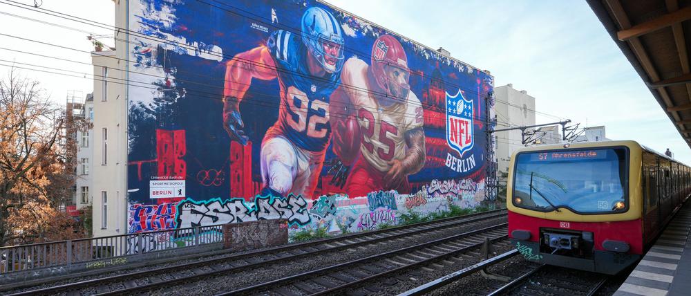 Im Zentrum der Stadt: ein riesiges NFL-Wandbild. 