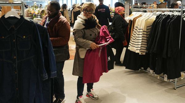 Kunden kaufen am Eröffnungstag des ersten Ladengeschäfts des asiatischen E-Commerce-Riesen Shein im Kaufhaus Bazar de l’Hotel de Ville (BHV)