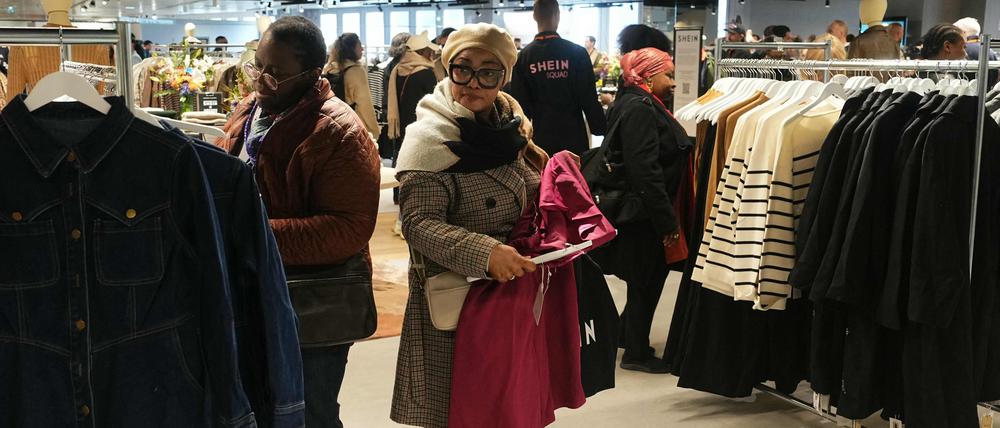 Kunden kaufen am Eröffnungstag des ersten Ladengeschäfts des asiatischen E-Commerce-Riesen Shein im Kaufhaus Bazar de l’Hotel de Ville (BHV)