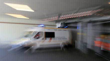 Ein Krankenwagen fährt ab.