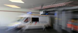 Ein Krankenwagen fährt ab.