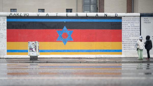 Das Mauerbild "Vaterland" ist auf den Resten der Berliner Mauer, der East Side Gallery, zu sehen. Das Bild wurde in der Nacht durch arabische Schriftzüge mit Bezug zum Nahostkonflikt beschmiert, aber bereits wieder gereinigt. +++ dpa-Bildfunk +++