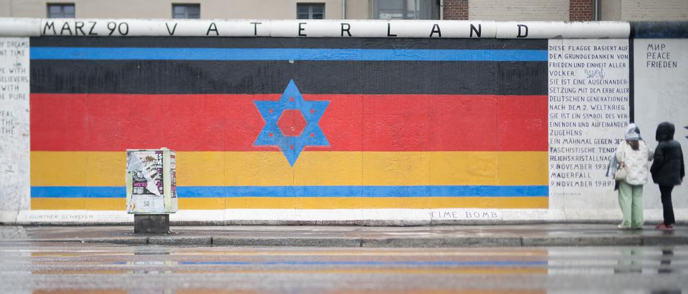 Das Mauerbild "Vaterland" ist auf den Resten der Berliner Mauer, der East Side Gallery, zu sehen. Das Bild wurde in der Nacht durch arabische Schriftzüge mit Bezug zum Nahostkonflikt beschmiert, aber bereits wieder gereinigt. +++ dpa-Bildfunk +++