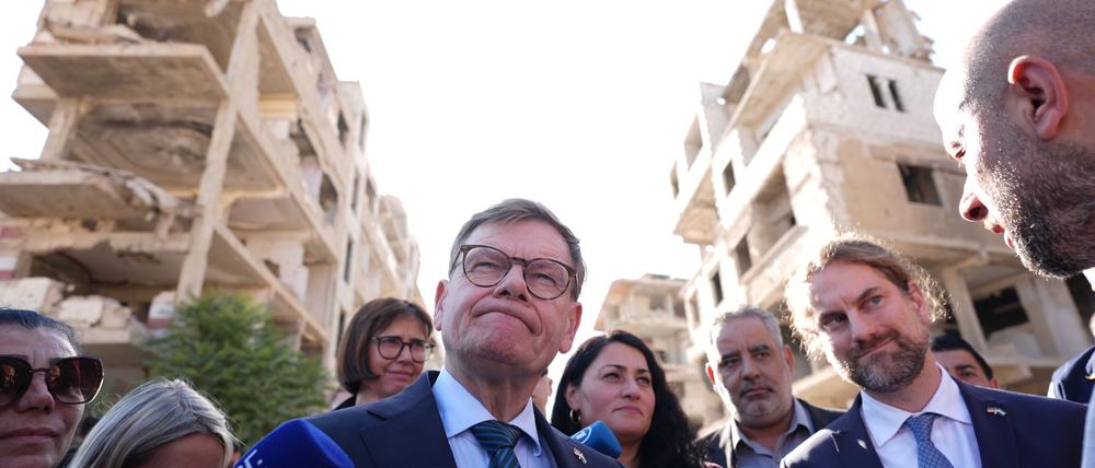 Außenminister Johann Wadephul (CDU) hatte vergangene Woche unter dem Eindruck schwerer Zerstörungen in einer Vorstadt von Damaskus Zweifel an einer raschen Rückkehr einer großen Zahl von syrischen Kriegsflüchtlingen geäußert.