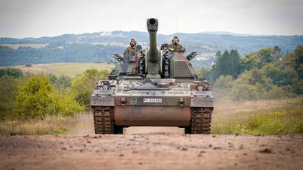 Soldaten nehmen mit einer Panzerhaubitze 2000 an einer Übung teil.