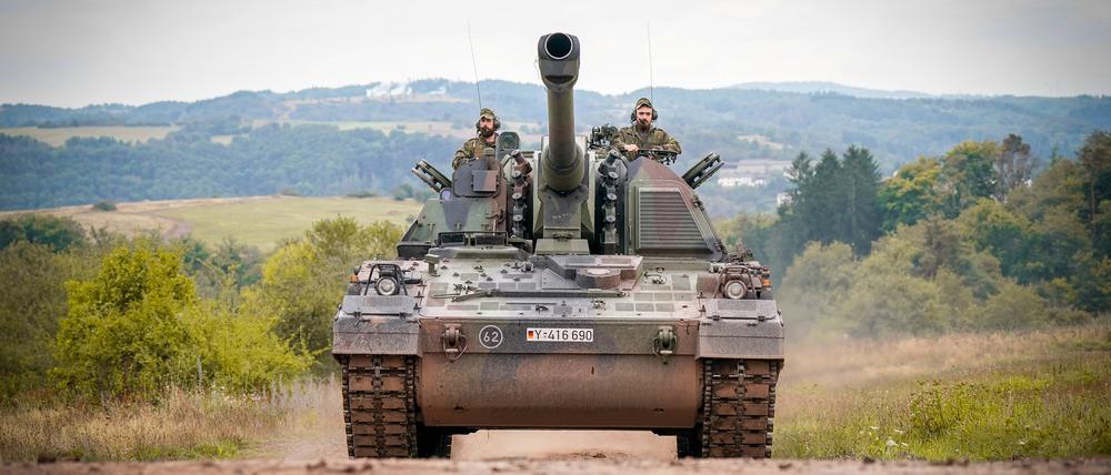 Soldaten nehmen mit einer Panzerhaubitze 2000 an einer Übung teil.