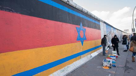 Das Kunstwerk „Vaterland“ an der East Side Gallery wurde erneut beschmiert. (Archivbild)
