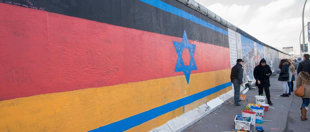 Das Kunstwerk „Vaterland“ an der East Side Gallery wurde erneut beschmiert. (Archivbild)