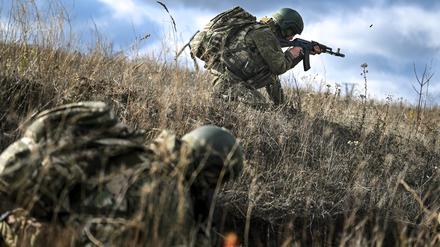26.10.2025: Russische Soldaten der Gruppe „Zentr“ nehmen im Rahmen des russischen Kriegs in der Ukraine an Kampftrainings im Abschnitt Krasnoarmeysk-Pokrowsk der Frontlinie teil.