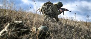 26.10.2025: Russische Soldaten der Gruppe „Zentr“ nehmen im Rahmen des russischen Kriegs in der Ukraine an Kampftrainings im Abschnitt Krasnoarmeysk-Pokrowsk der Frontlinie teil.