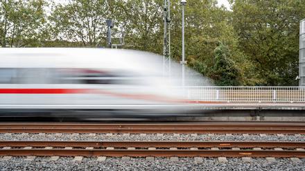 Ein ICE in rasanter Fahrt (Symbolbild)