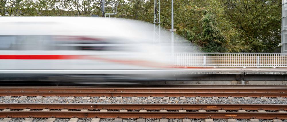 Ein ICE in rasanter Fahrt (Symbolbild)