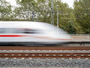 Ein ICE in rasanter Fahrt (Symbolbild)