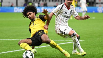Das erste Duell im neuen Jahr: Frankfurt mit Mario Götze (r) empfängt am 9. Januar die Dortmunder um Karim Adeyemi. (Archivbild)