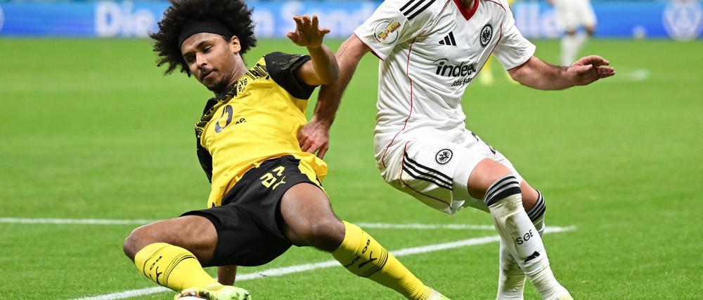 Das erste Duell im neuen Jahr: Frankfurt mit Mario Götze (r) empfängt am 9. Januar die Dortmunder um Karim Adeyemi. (Archivbild)