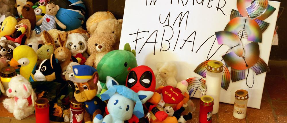 Kuscheltiere und Kerzen zum Gedenken an Fabian. 