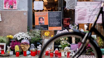 Auch Monate nach den tödlichen Schüssen hinterlassen Menschen am Tatort Blumen, Kerzen und Nachrichten im Gedenken an Lorenz.