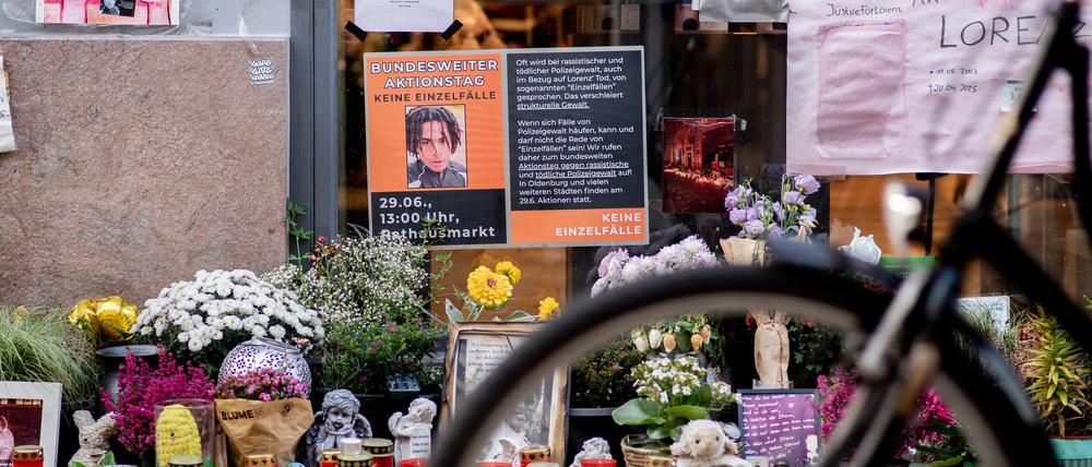 Auch Monate nach den tödlichen Schüssen hinterlassen Menschen am Tatort Blumen, Kerzen und Nachrichten im Gedenken an Lorenz.