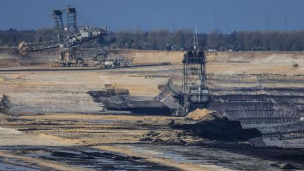 Bagger stehen im Braunkohletagebau Garzweiler. (Archivbild)