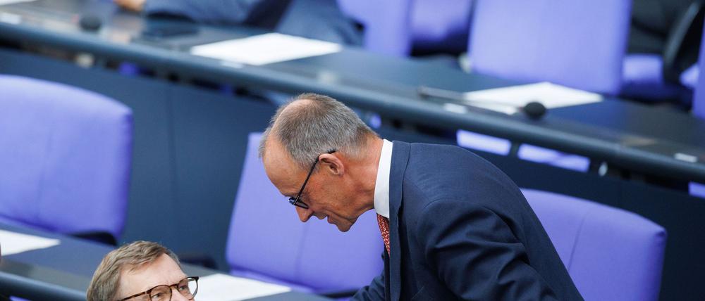 Außenkanzler und Außenminister: Friedrich Merz und Johann Wadephul (beide CDU) während der Generaldebatte zum Haushalt im Bundestag.