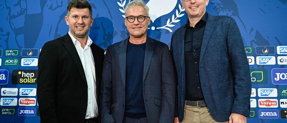 Die Geschäftsführer Markus Schütz (m) und Frank Briel (r) sind nicht mehr für die TSG 1899 Hoffenheim tätig. Ob Andreas Schicker bleibt, ist offen. (Archivbild)