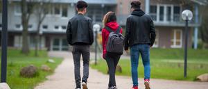 Drei jugendliche syrische Flüchtlinge gehen in Dahlem bei Dahlenburg (Niedersachsen) auf dem Gelände des Internatsgymnasiums Marienau zum Unterricht.