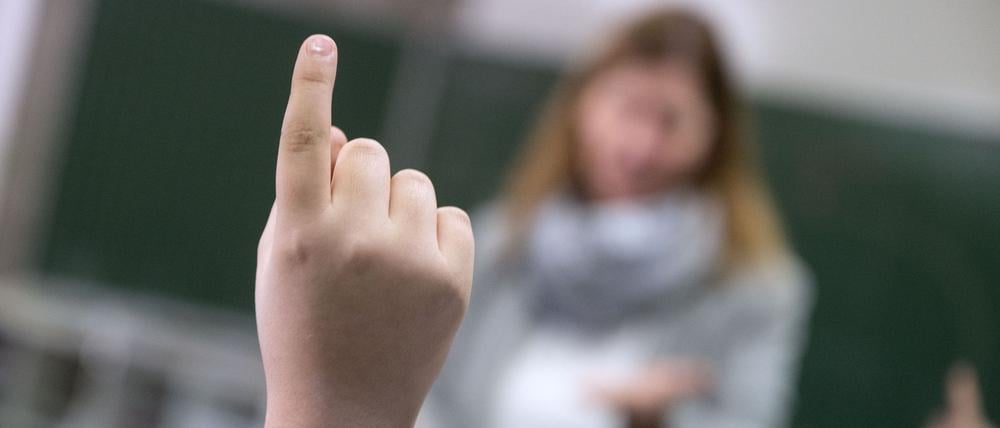 Weniger Dokumentationspflicht und mehr Zeit für den Unterricht: Brandenburg will Lehrer weiter von Bürokratie entlasten.