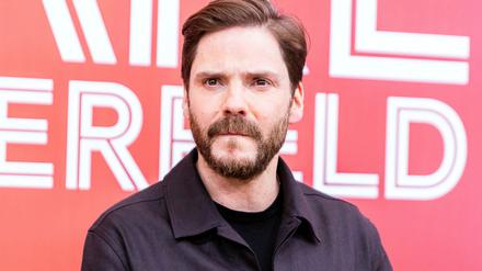Schauspieler Daniel Brühl steht vor seinem nächsten Regieprojekt (Archivbild). 