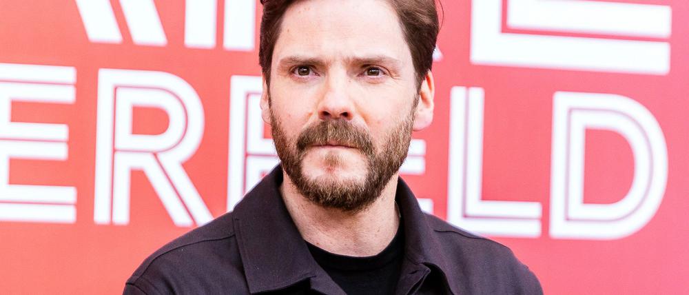 Schauspieler Daniel Brühl steht vor seinem nächsten Regieprojekt (Archivbild).