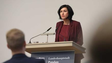 Noosha Aubel (parteilos) hielt ihren ersten Bericht der Oberbürgermeisterin vor den Stadtverordneten.