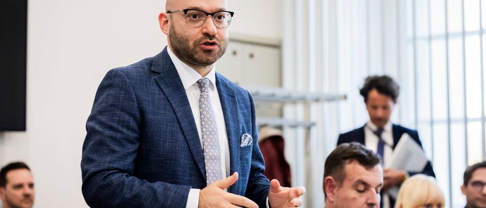 Brandenburgs Innenminister René Wilke (parteilos) kündigt wegen der gestiegenen Zahl von Drohnen über Militäranlagen eine Änderung des Polizeigesetzes an (Archivbild).