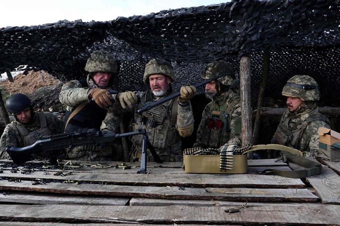 In this handout photograph taken and released by the press service of the 65th Mechanized Brigade of Ukrainian Armed Forces on November 5, 2025, Ukrainian recruits learn how to use a 7,62 mm FN MAG machine gun at an undisclosed location, amid the Russian invasion of Ukraine. (Photo by Andriy Andriyenko / 65th Mechanized Brigade of Ukrainian Armed Forces / AFP) / RESTRICTED TO EDITORIAL USE - MANDATORY CREDIT "AFP PHOTO / 65TH MECHANIZED BRIGADE OF UKRAINIAN ARMED FORCES / ANDRIY ANDRIYENKO" - NO MARKETING NO ADVERTISING CAMPAIGNS - DISTRIBUTED AS A SERVICE TO CLIENTS