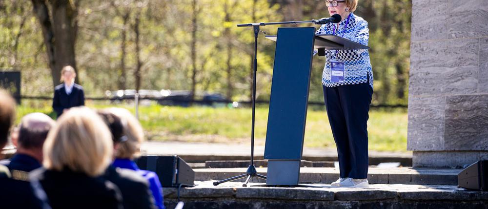 Mala Tribich spricht als Zeitzeugin bei der Enthüllung. (Archivbild)