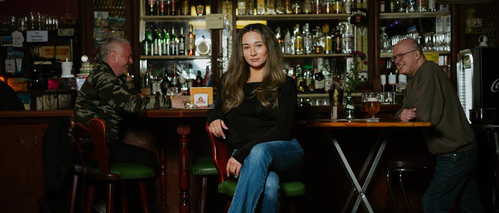 Rapperin Pintendari steht hinterm Tresen ihrer „Alt-Berliner Bierstuben“ in Tempelhof.