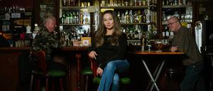 Rapperin Pintendari steht hinterm Tresen ihrer „Alt-Berliner Bierstuben“ in Tempelhof.